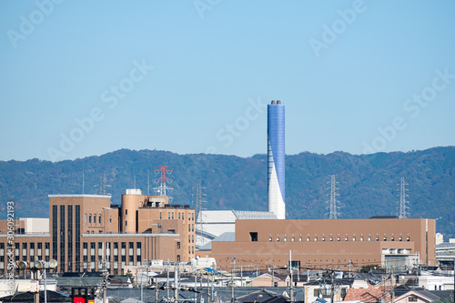 清掃工場の煙突と生駒山