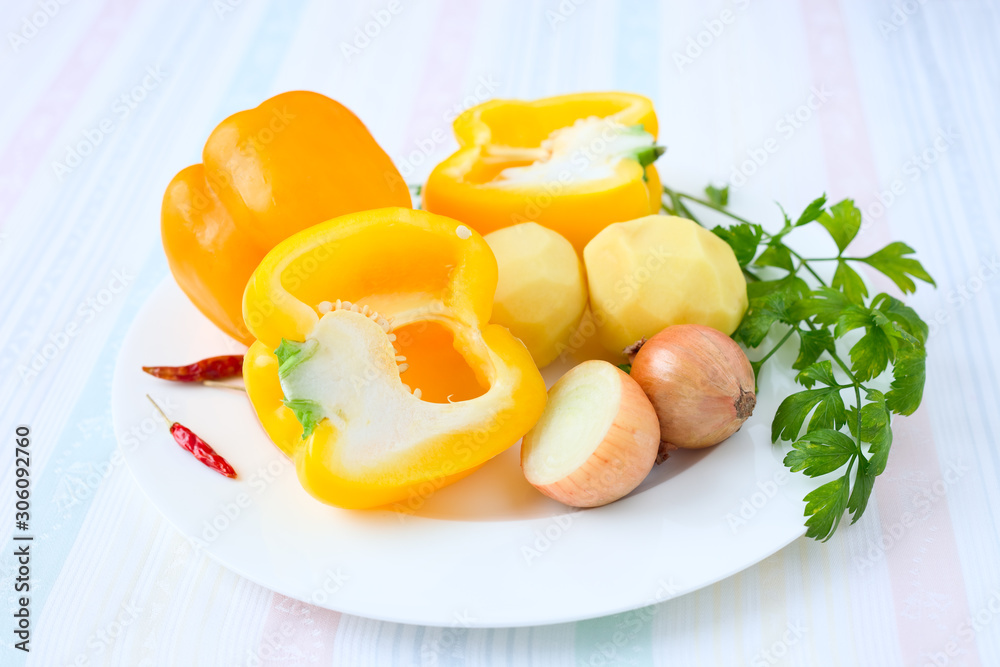 Gelbe Paprika, Kartoffeln und Zwiebeln Gelbe Paprika, Kartoffeln und Zwiebeln