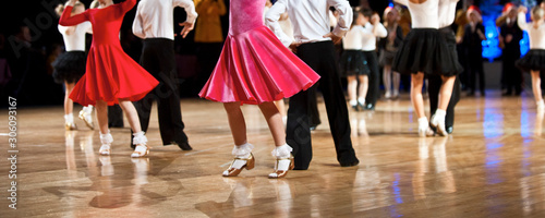 Foto Girl and boy dancer latino international dancing