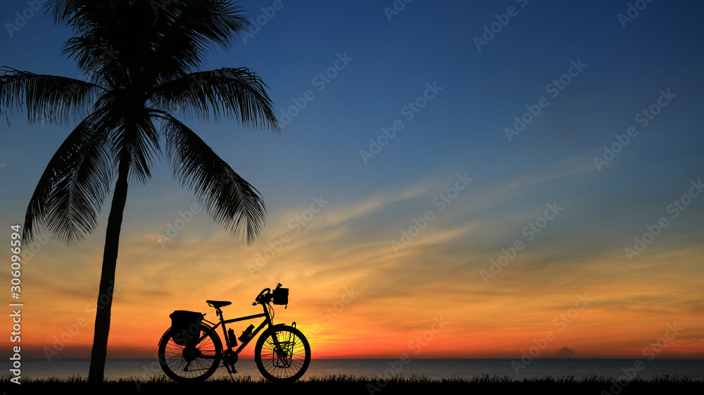 Fototapeta premium silhouette vintage bike on sunrise