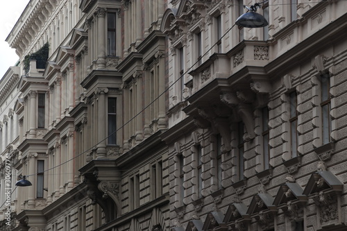 Classic architecture in the downtown of Vienna © Laiotz