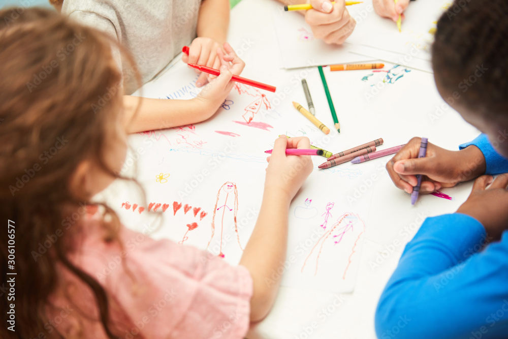 Kinder malen Fantasie Bilder mit Filzstiften Kinder malen Fantasie Bilder mit Filzstiften