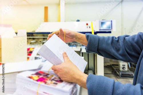 Fotografia Manipulating envelopes for mailing