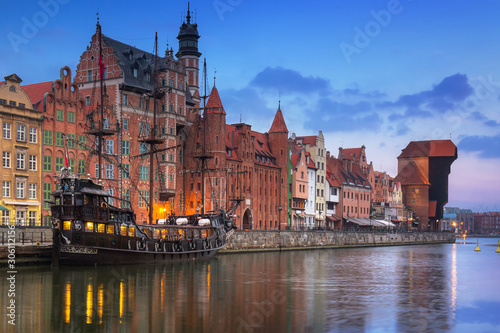 Gdańsk z pięknym starym miasteczkiem nad Motławą przy wschodem słońca, Polska.