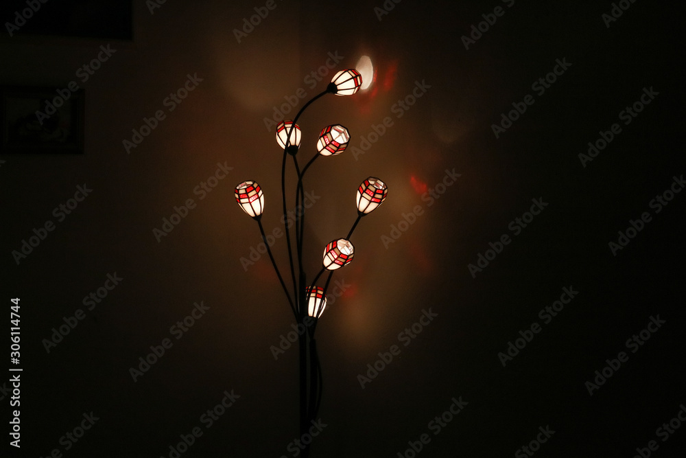 Luce soffusa di una lampada da casa, illuminazione e oggetti di casa Stock  Photo