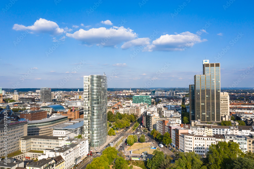 Fototapeta premium Schwanenspiegel in Düsseldorf - Germany