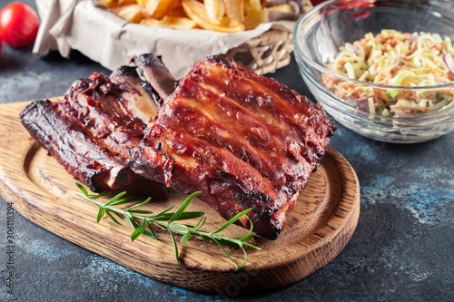 Murais de parede Spicy barbecued pork ribs served with BBQ sauce