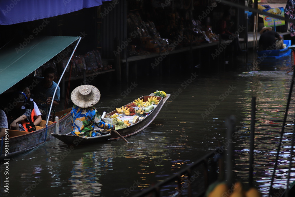 Obraz premium boat in Damnoen Saduak floating market Thailand