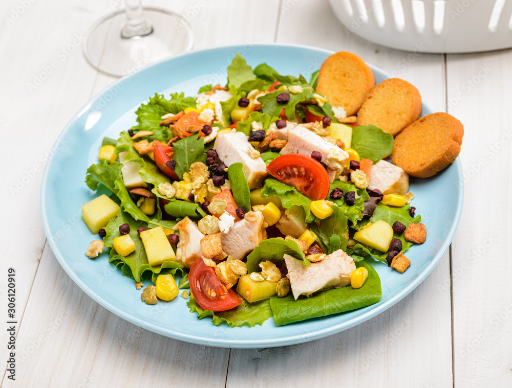 Insalata di pollo e verdure con crostini di pane