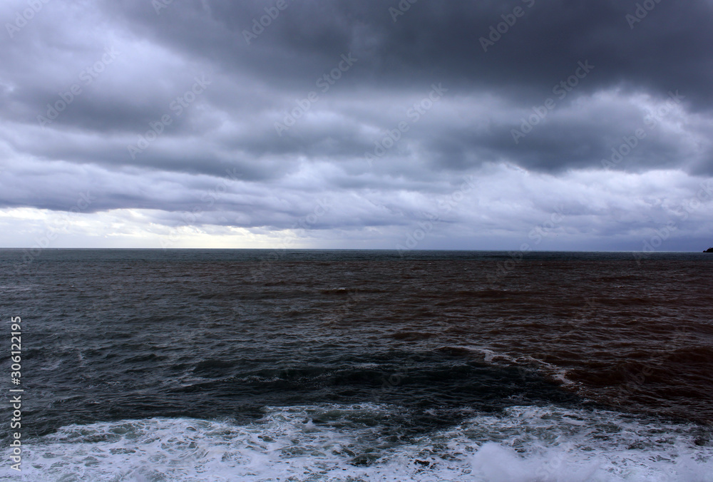 Mare agitato e cielo nuvoloso