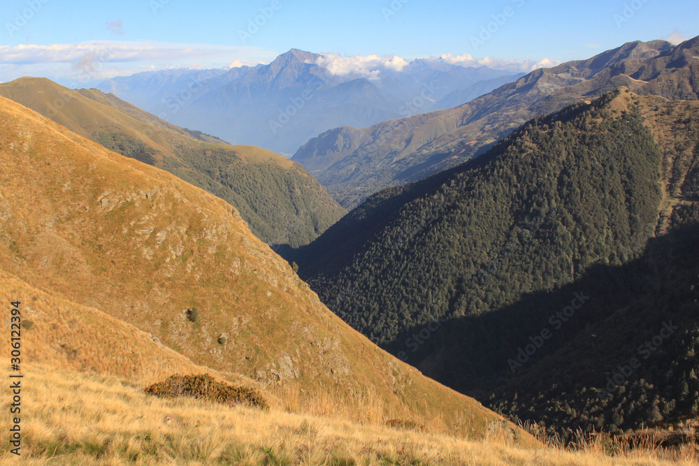 Fototapeta premium Zauberhafte Alpenlandschaft; Blick durch das Valle Albano zum Monte Legnone