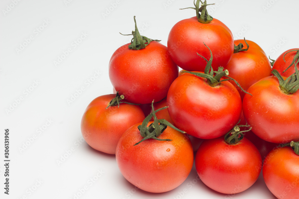Tomates llenos de vitaminas, tomates crudos, maduros y rojos Tomates llenos de vitaminas, tomates crudos, maduros y rojos