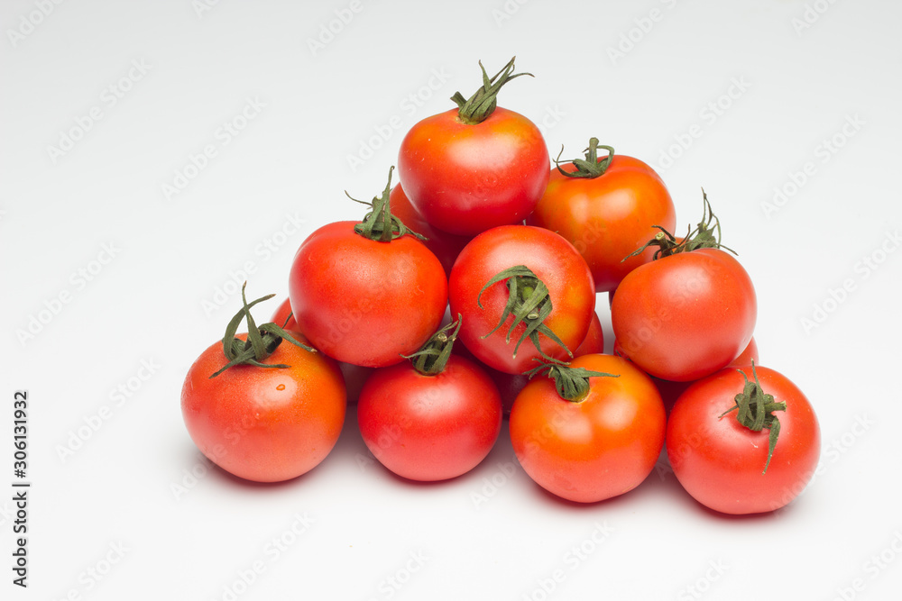 Tomates llenos de vitaminas, tomates crudos, maduros y rojos