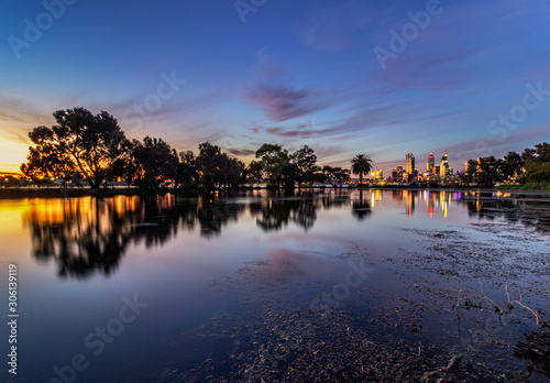Tableau sur toile Mirror Image Sunset Cityscape South Perth Foreshore