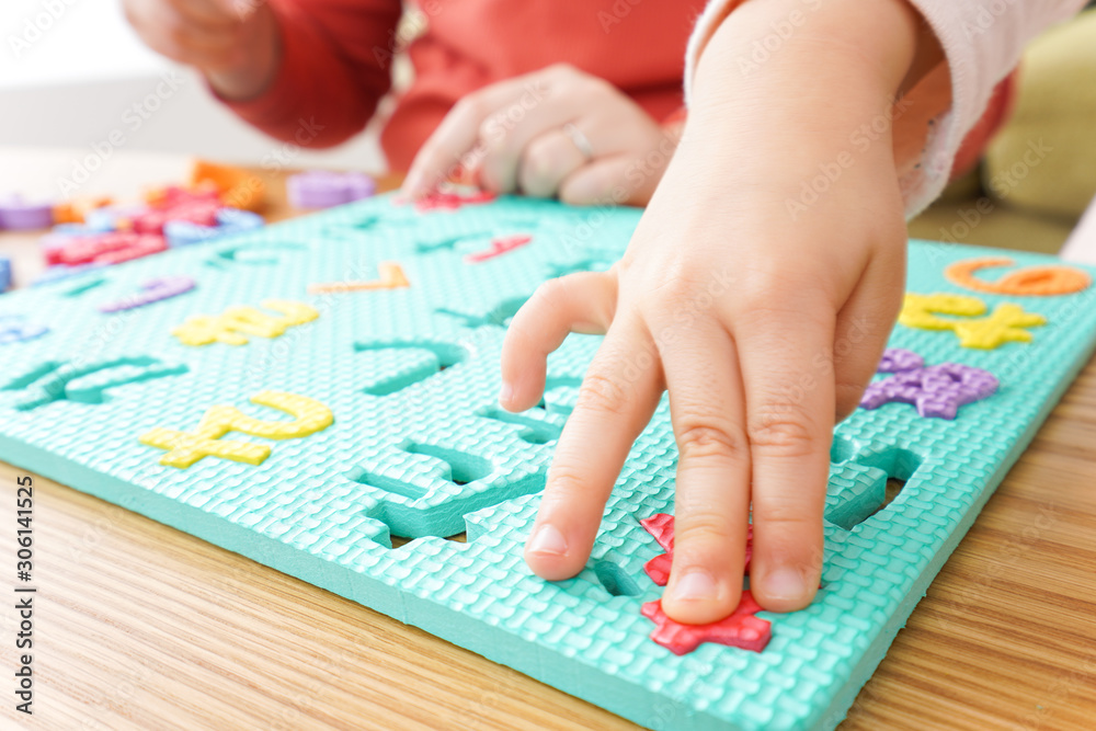 家で勉強をする親子 家で勉強をする親子