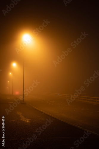 霧の夜の道路