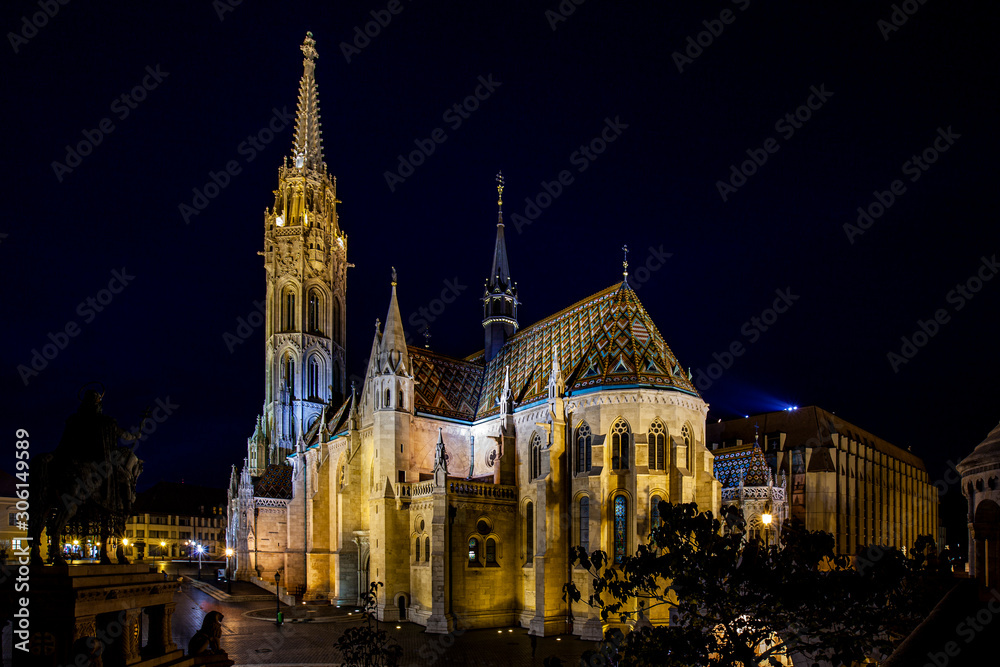 Obraz premium Newly renovated Mathias Church in Budapest is a big attraction for tourists all over the world. Budapest's beauty shown at night through many centuries of architecture, Hungary.