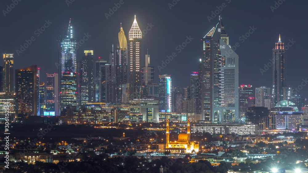 Obraz premium The rhythm of the city of Dubai at nightaerial timelapse
