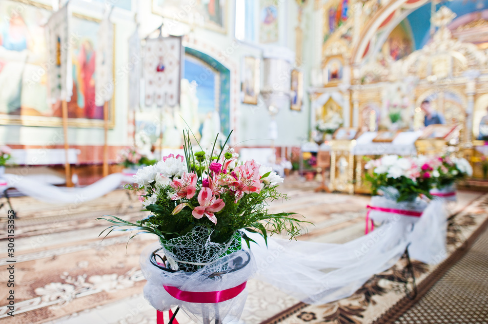 Obraz premium Beautiful wedding set decoration in the church.