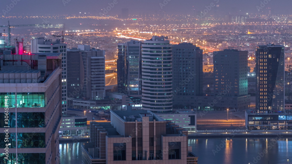 Obraz premium Świt w dużym mieście Dubaj z nocy do rana przejścia anteny timelapse