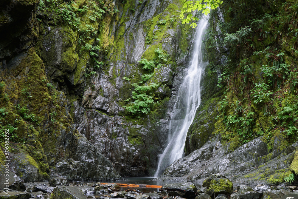 Obraz premium Niagara Falls in Goldstream Provincial Park on Vancouver Island