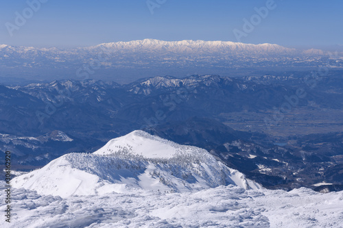 熊野岳から見た飯豊連峰