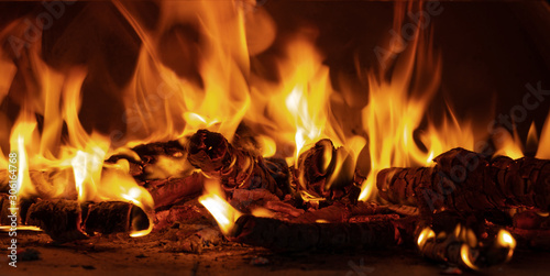 Fotografia Burning firewood in a pizza oven close up