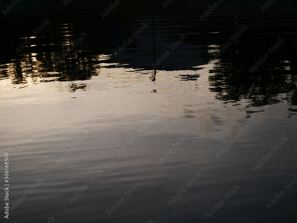 Obraz premium people walking on the beach at sunset