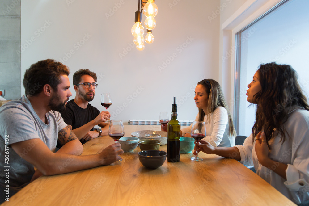 Φωτογραφία Group of friends arguing over glass of wine in dining room