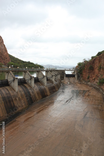 Staudamm in Süd Afrika. Gibt trinkwasser und strom. photo