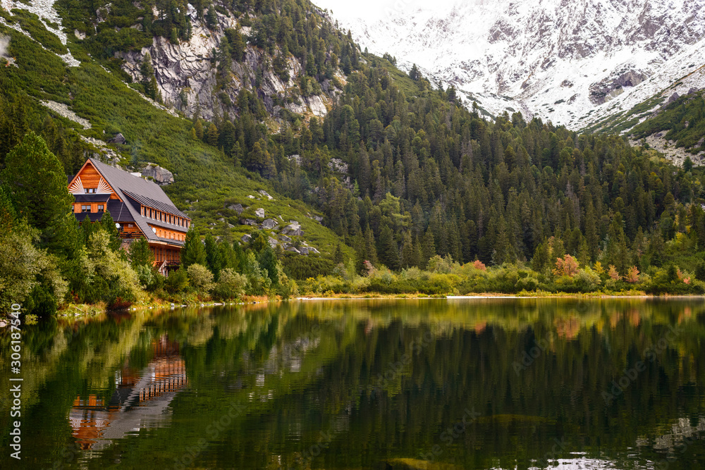 Obraz premium Home on coast of mountain lake