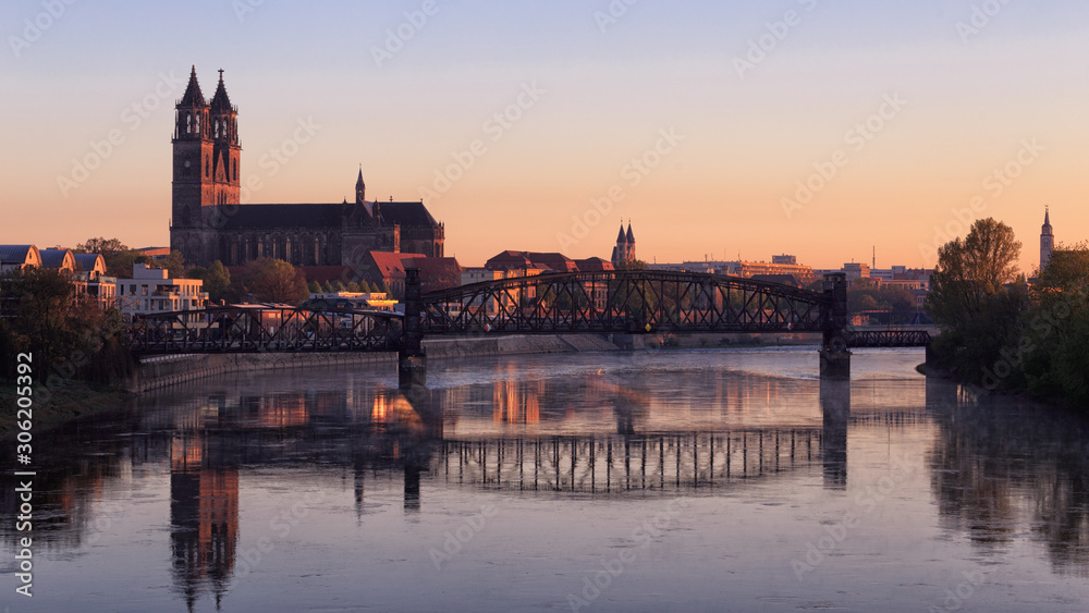 Blick über die Stromelbe Richtung Magdeburger Dom zum Sonnenuntergang