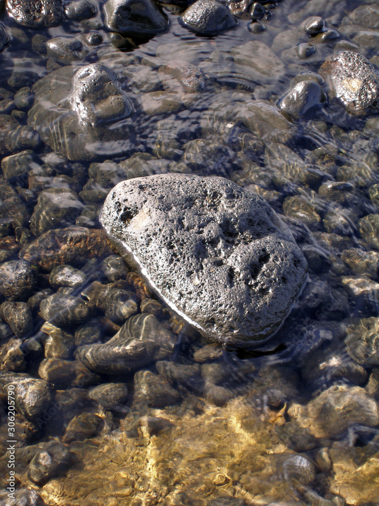 rundgeschliffener lavastein von meerwasser umspült rundgeschliffener lavastein von meerwasser umspült