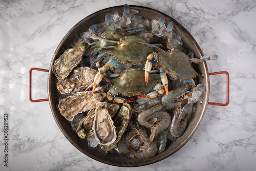Εκτύπωση καμβά crustacean in pan filled with ice
