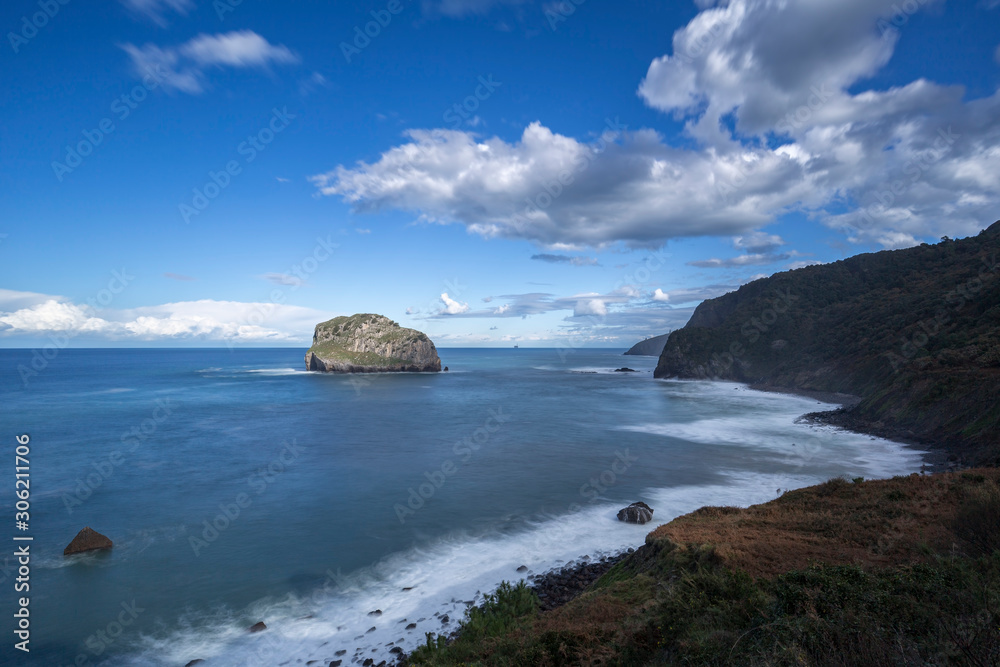 Küste bei der Insel San Juan de Gaztelugatxe im Baskenland, Europa