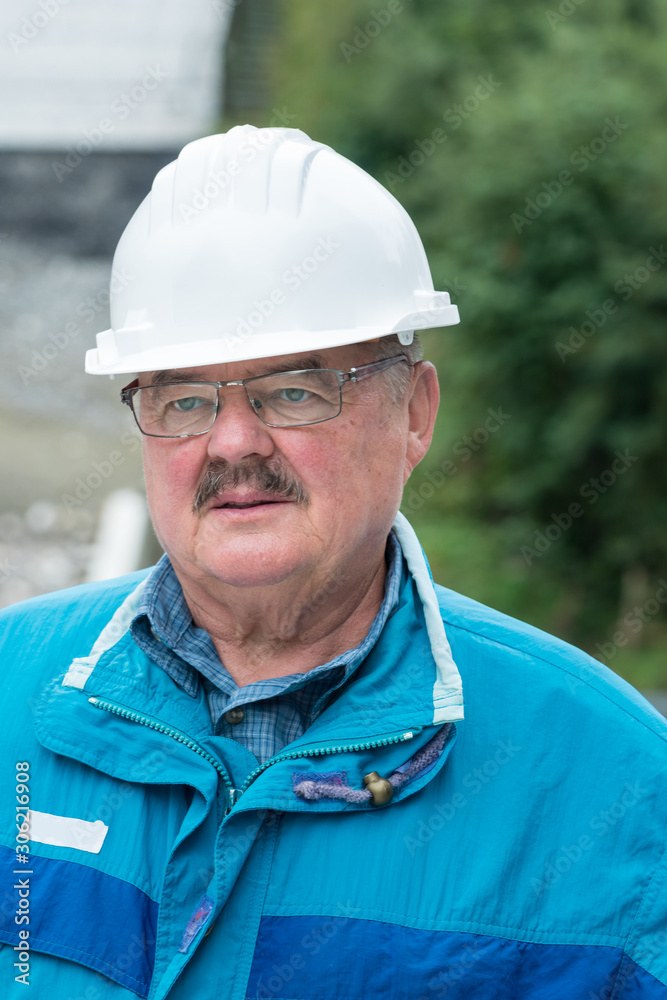 Mann mit weißem Schutzhelm