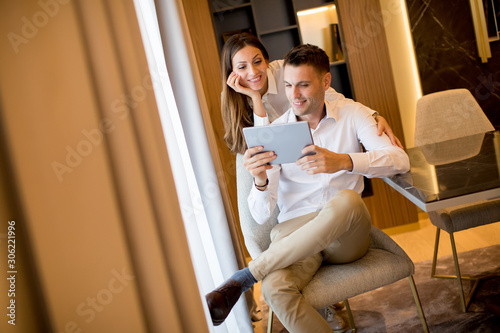 Young couple relaxing at ho...