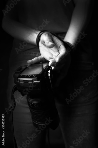 dłonie fotografa