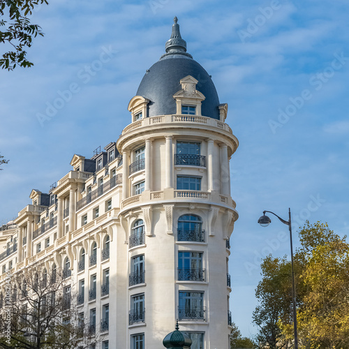 Paris, parisian facade in a chic area, typical balcony and windows boulevard Hau Fototapet
