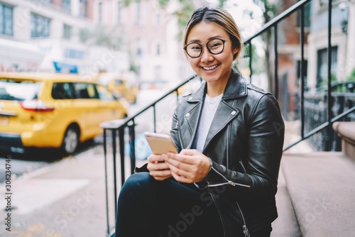 Obraz na plátně Portrait of cheerful chinese woman satisfied with taxi service application insta