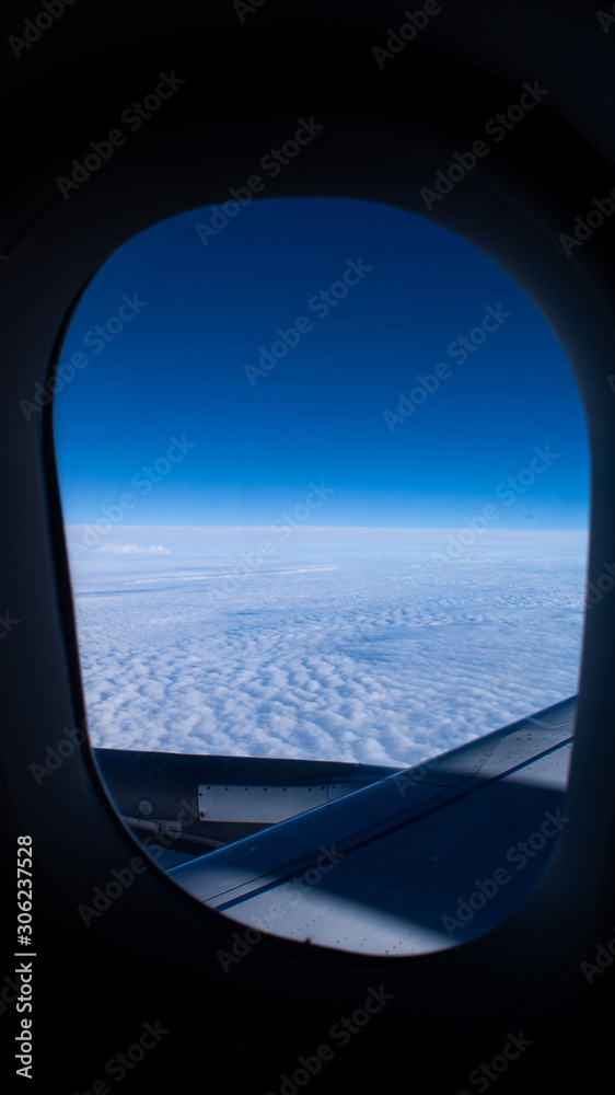 Aussicht aus dem Bullauge eines Flugzeugs