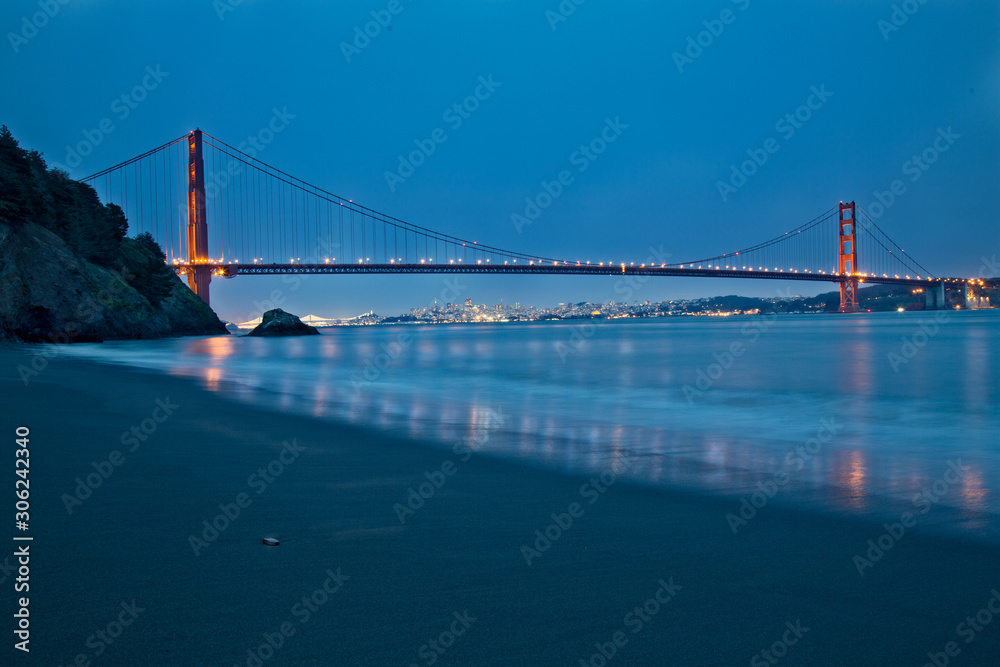 Fototapeta premium Golden Gate Bridge and San Francisco from Kirby Cove beach at blue hour