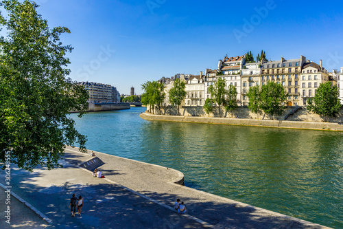 Fototapeta Naklejka Na Ścianę i Meble -  Brittany-on-the-Seine and Saint Louis Island from Pont de la Tournelle. Paris, France.