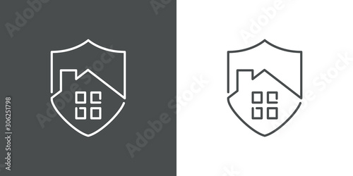 Símbolo seguro del hogar. Icono plano lineal escudo con casa en fondo gris y fondo blanco