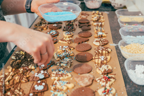 In der Weihnachtsbäckerei werden Plätzchen werden Bunt dekoriert  (Moody)