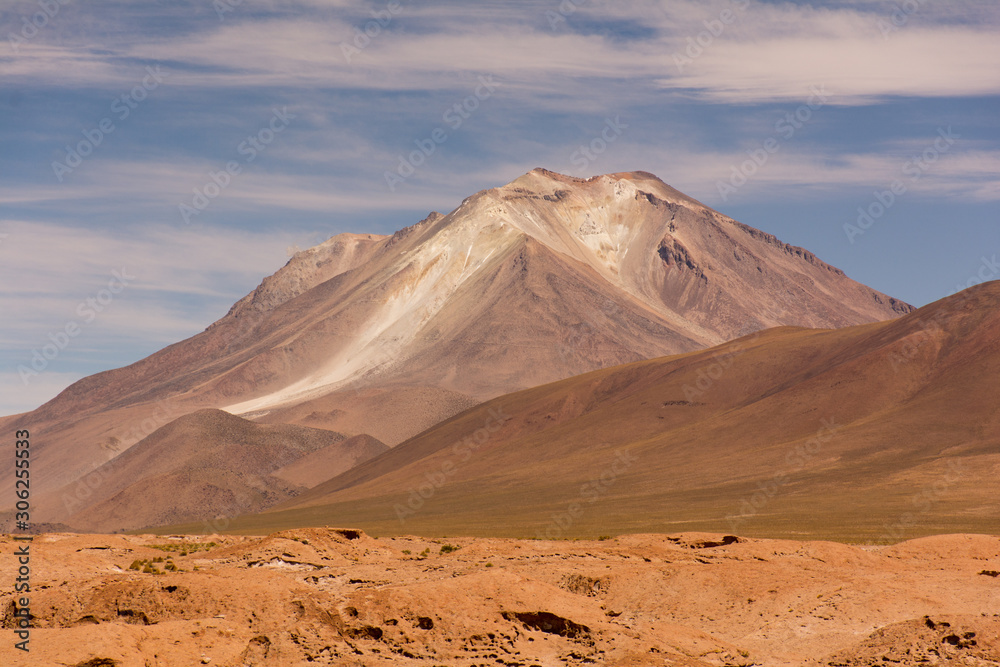Montaña con poca nieve altiplano boliviano