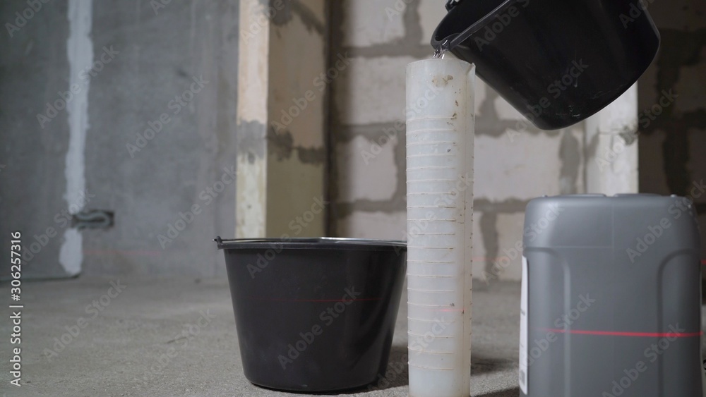 The primer is diluted with water. The primer is diluted with water using a flask. Priming the floor. Preparation of building primers for priming the floor. The primer is diluted with water. The primer is diluted with water using a flask. Priming the floor. Preparation of building primers for priming the floor.