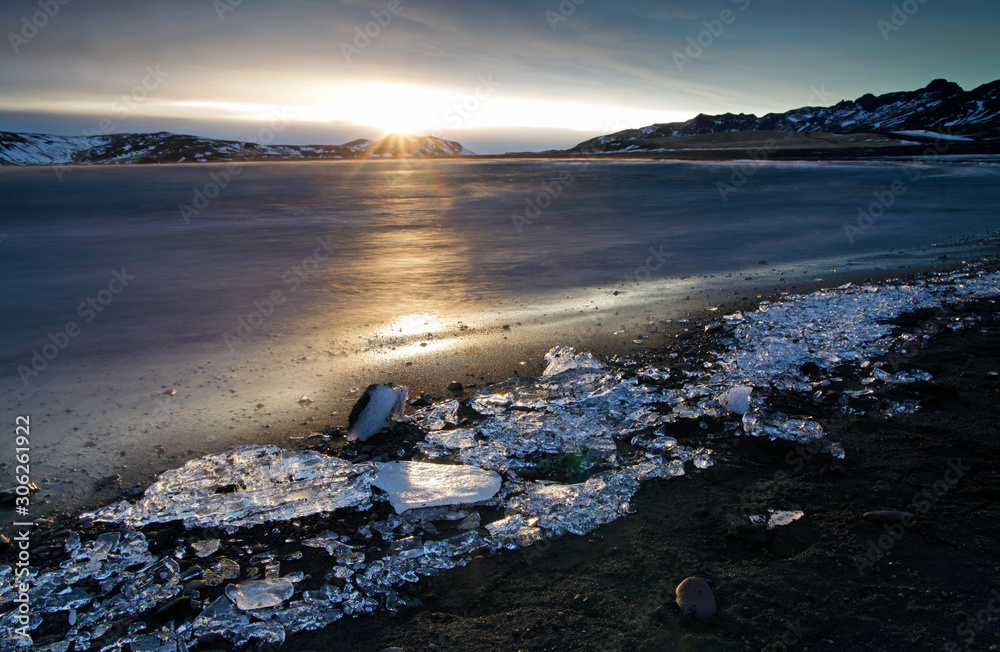 Obraz premium Kleifarvatn lake on the Reykjanes Peninsula in Iceland. Taken at winter sunset.