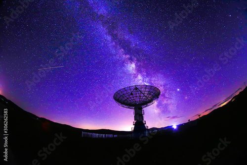 Fototapeta Naklejka Na Ścianę i Meble -  Radio telescopes and the Milky Way at night