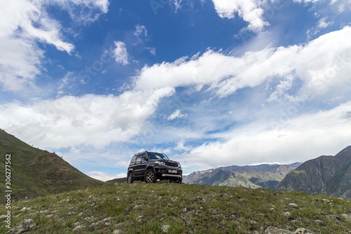 Fotografía the car climbed into the mountains where no man’s foot has stepped